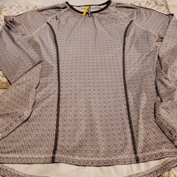 ⬇️ Lole stretch top with ruching at shoulders and thumb holes - Picture 5 of 13